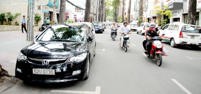 A car parks on Bui Thi Xuan street, District 1. (Photo:SGGP)